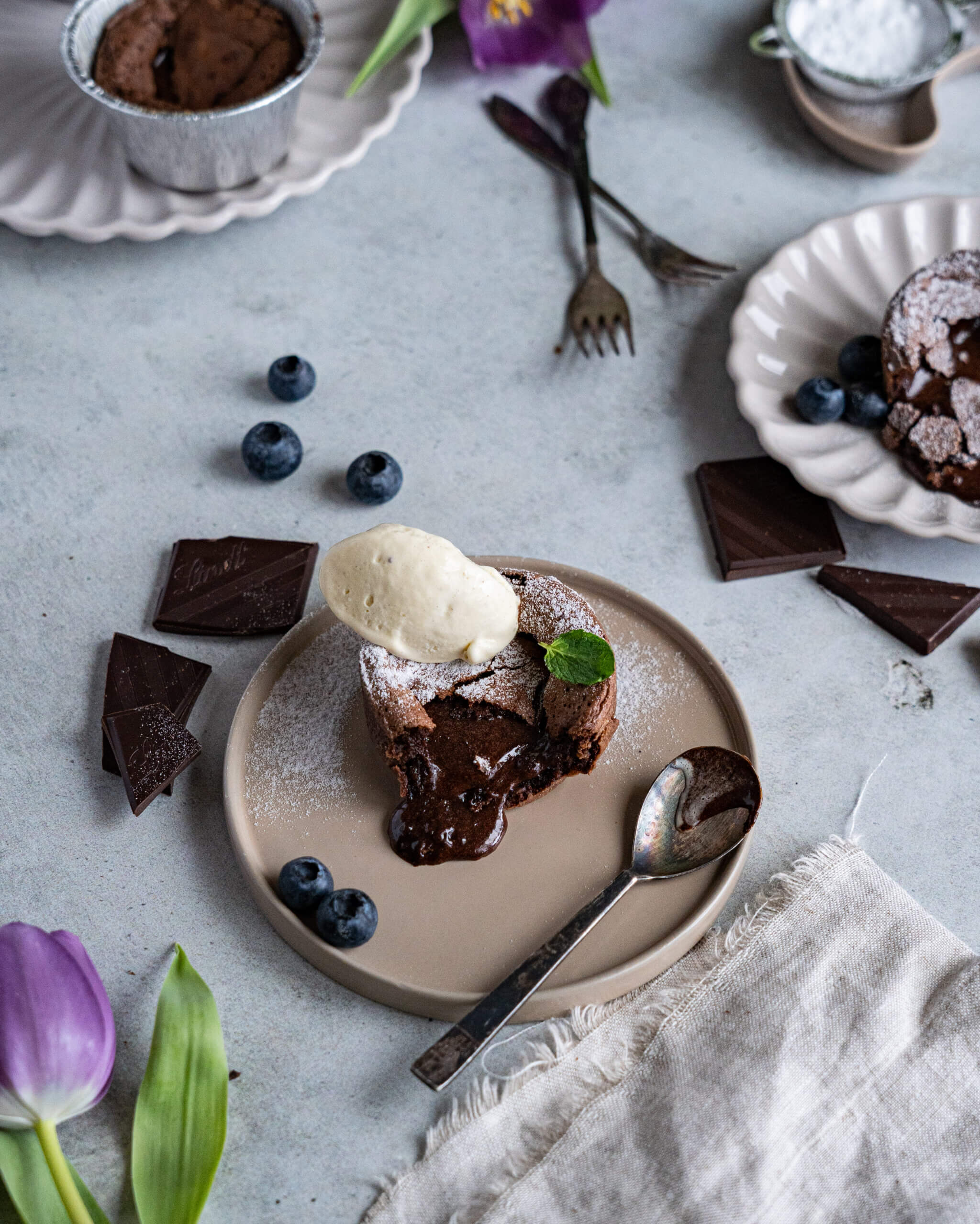 lava cake gebakje, Chocolade cake, brownie, chocolade cake met vanille ijs, ice cream met