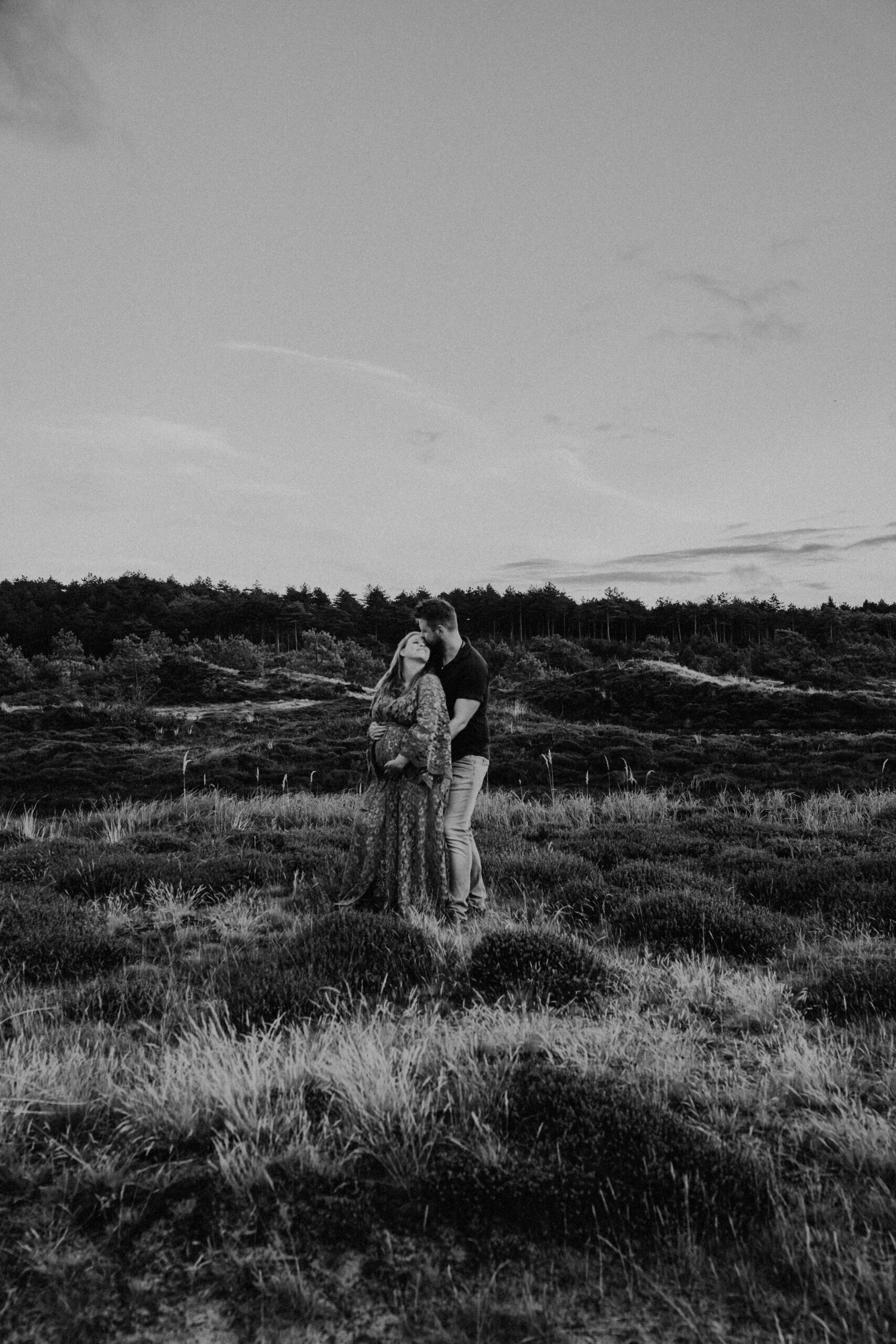 zwangerschapsshoot-duinen-zwartwit